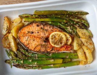 Łosoś pieczony ze szparagami