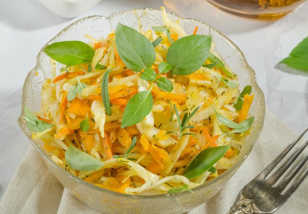 Surówka z młodej kapusty z marchewką i koperkiem