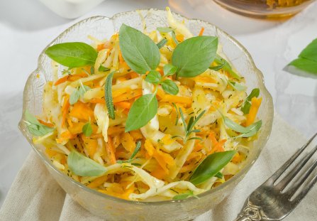 Surówka z młodej kapusty z marchewką i koperkiem