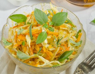 Surówka z młodej kapusty z marchewką i koperkiem