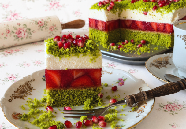 Ciasto wiosenne leśny mech z truskawkami