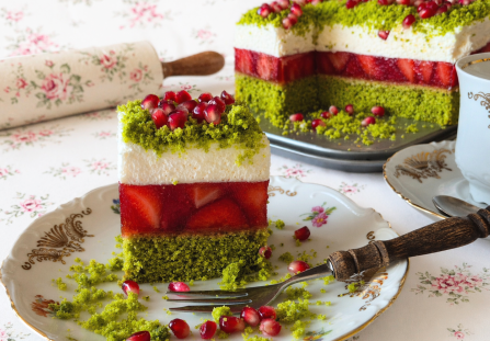 Ciasto wiosenne leśny mech z truskawkami