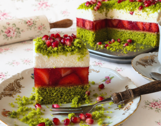 Ciasto wiosenne leśny mech z truskawkami