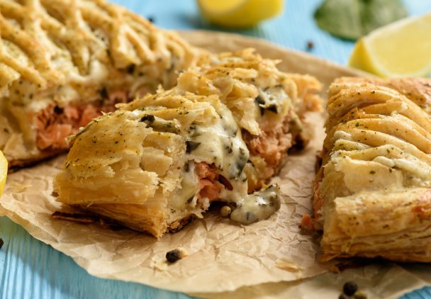 Łosoś zapiekany w cieście francuskim