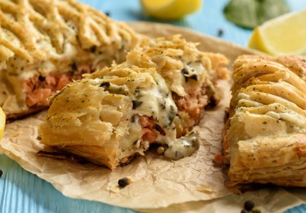 Łosoś zapiekany w cieście francuskim