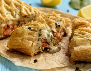 Łosoś zapiekany w cieście francuskim