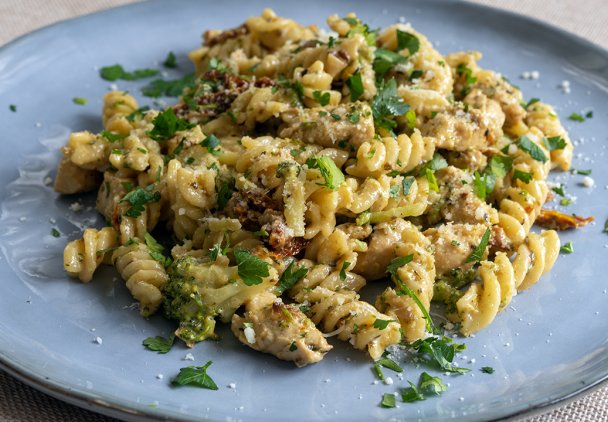 Makaron z kurczakiem, brokułami i suszonymi pomidorami – kremowy i pełen smaku