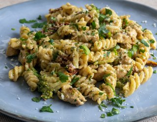 Makaron z kurczakiem, brokułami i suszonymi pomidorami – kremowy i pełen smaku