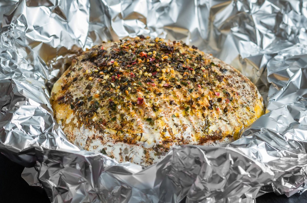 Wygląda jak z luksusowej restauracji, a kosztuje grosze. Ciepły ser to hit każdego grilla