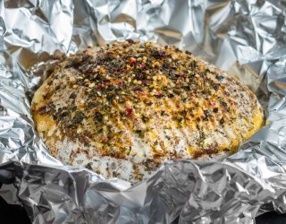 Wygląda jak z luksusowej restauracji, a kosztuje grosze. Ciepły ser to hit każdego grilla