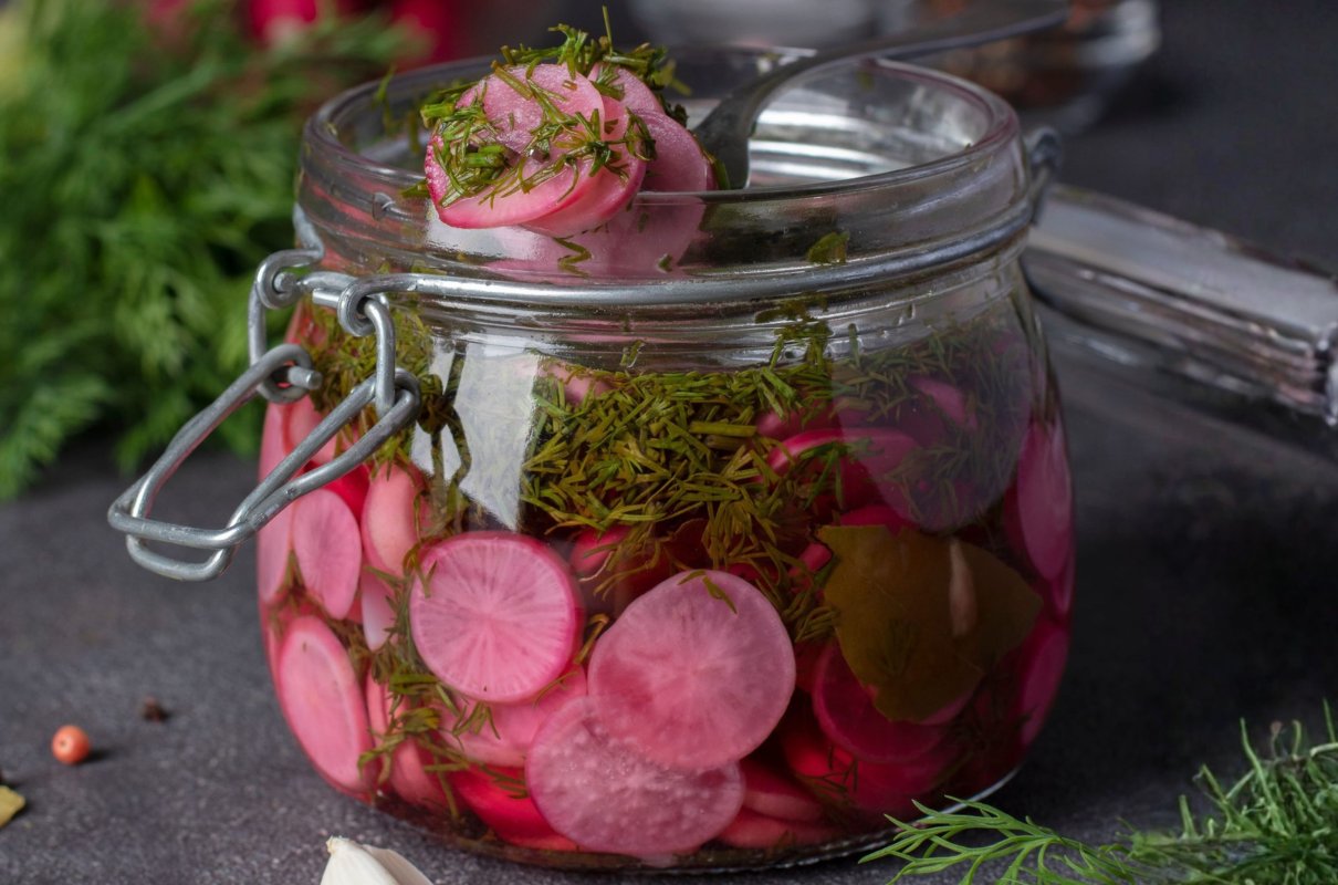 Szybkie kiszonki w 2 dni. Naturalne probiotyki, które zrobisz w słoiku po dżemie