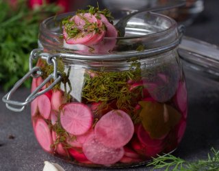 Szybkie kiszonki w 2 dni. Naturalne probiotyki, które zrobisz w słoiku po dżemie