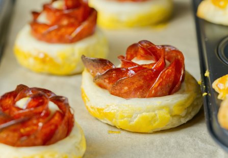 Ciasto francuskie z salami