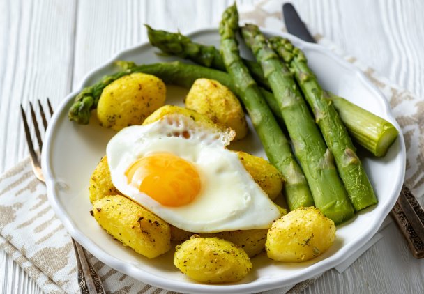 Grillowane szparagi z jajkiem