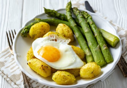 Grillowane szparagi z jajkiem