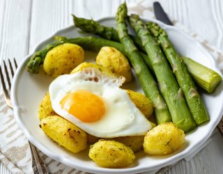 Grillowane szparagi z jajkiem