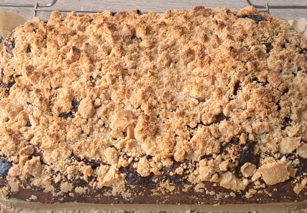 Ciasto drożdżowe z dżemem z czarnej porzeczki i kruszonki.