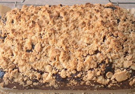 Ciasto drożdżowe z dżemem z czarnej porzeczki i kruszonki.