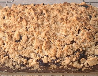 Ciasto drożdżowe z dżemem z czarnej porzeczki i kruszonki.