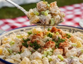 Lekkie i sycące sałatki do grilla. Ranking najlepszych przepisów