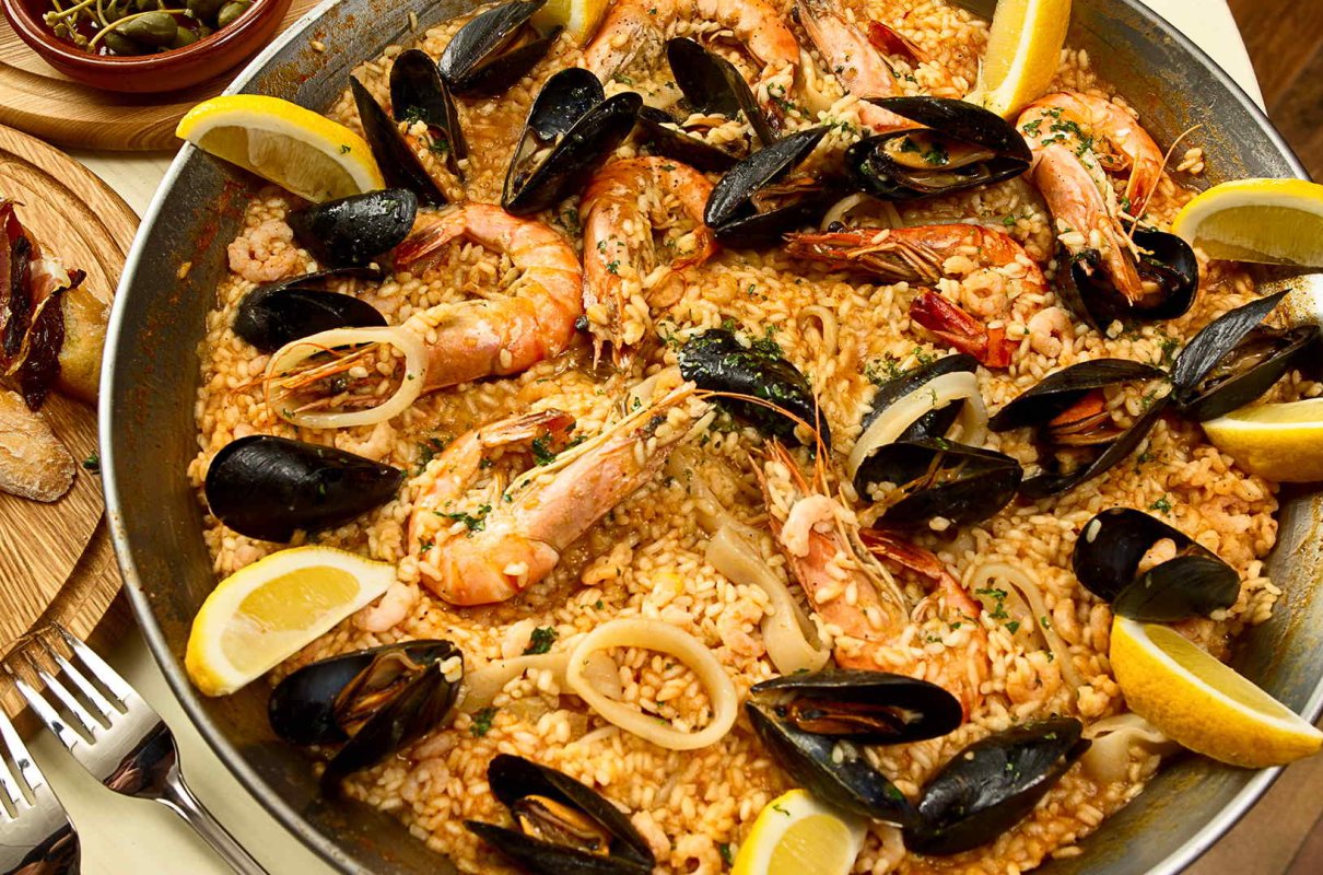 Słoneczna pogoda, pyszna kuchnia i piękne plaże - sprawdź, z czego słynie Hiszpania