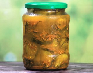 Sałatka ze świeżych ogórków i chilli