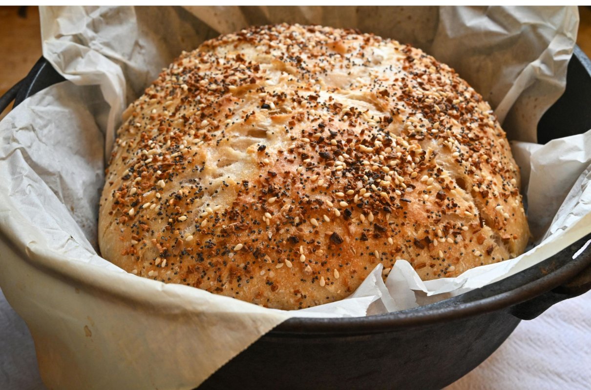 Chleb na zakwasie, który „piecze się sam". Metoda bez wyrabiania dla zabieganych