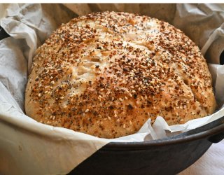 Chleb na zakwasie, który „piecze się sam". Metoda bez wyrabiania dla zabieganych