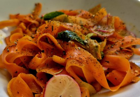 Marchewkowe „tagliatelle” z ogórkiem i rzodkiewką