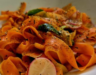 Marchewkowe „tagliatelle” z ogórkiem i rzodkiewką