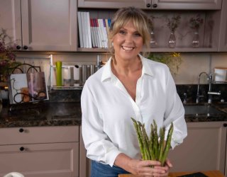 Ewa gotuje: sałatkę wiosenną, zupę szparagową, żabie oczka z kiełbasianki i ciasto czekoladowo-migdałowe