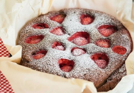 Ciasto czekoladowe z truskawkami