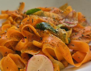 Marchewkowe „tagliatelle” z ogórkiem i rzodkiewką
