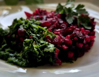 „Tatar” z buraka i jabłka z emulsją pietruszkową