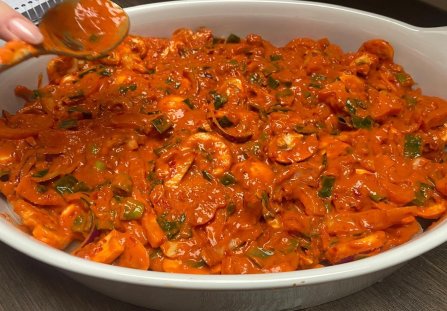 Polędwiczki z kurczaka w sosie warzywnym.