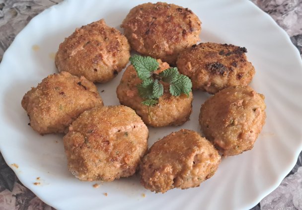 Kotlety mielone z natką pietruszki i cebulki zielonej.