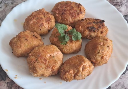 Kotlety mielone z natką pietruszki i cebulki zielonej.
