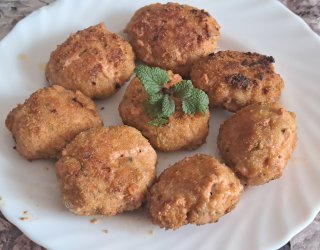 Kotlety mielone z natką pietruszki i cebulki zielonej.