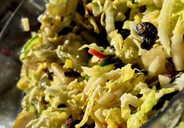 Sałatka z pekińskiej z jabłkiem, gruszką i prażonymi pestkami dyni