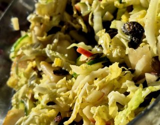 Sałatka z pekińskiej z jabłkiem, gruszką i prażonymi pestkami dyni