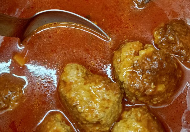 Pulpety z mięsa wieprzowego mielonego w sosie pomidorowym