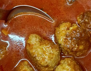 Pulpety z mięsa wieprzowego mielonego w sosie pomidorowym