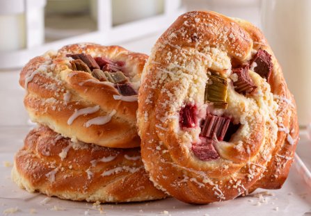 Drożdżówka z rabarbarem i kruszonką