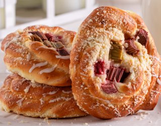 Drożdżówka z rabarbarem i kruszonką