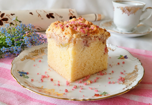 Ciasto ucierane z rabarbarem i różaną kruszonką