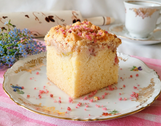 Ciasto ucierane z rabarbarem i różaną kruszonką