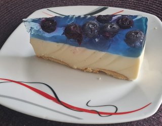 Sernik bez pieczenia z borówką amerykańską i niebieską galaretką.