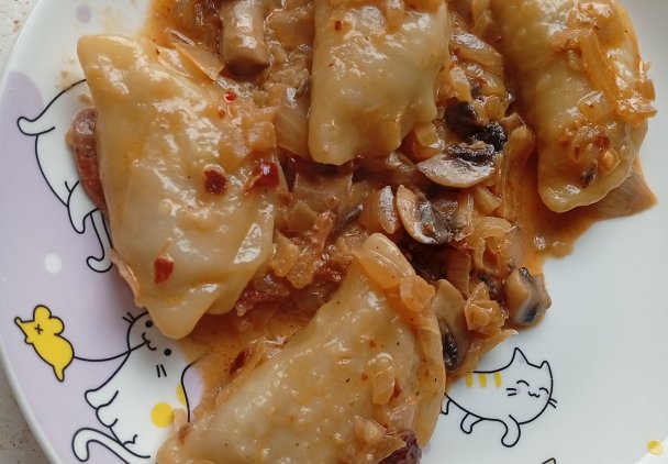 Pierogi z mięsem w sosie pieczarkowo-śmietanowym