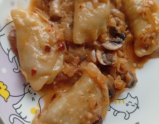Pierogi z mięsem w sosie pieczarkowym śmietanowym
