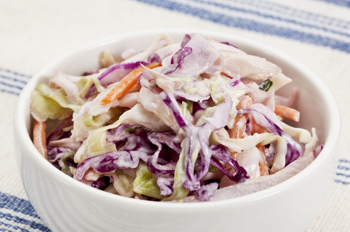 Klasyczna sałatka Coleslaw na grilla. Jak zrobić idealny sos i chrupiącą bazę?